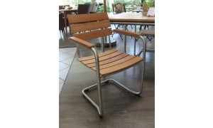 Teak-Stuhl freischwingend
